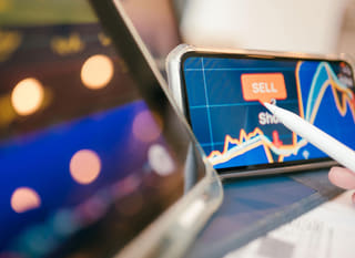 Auf mehreren Märkten tätiger Trader bei der Analyse von Bitcoin, Ethereum und Forex-Optionen